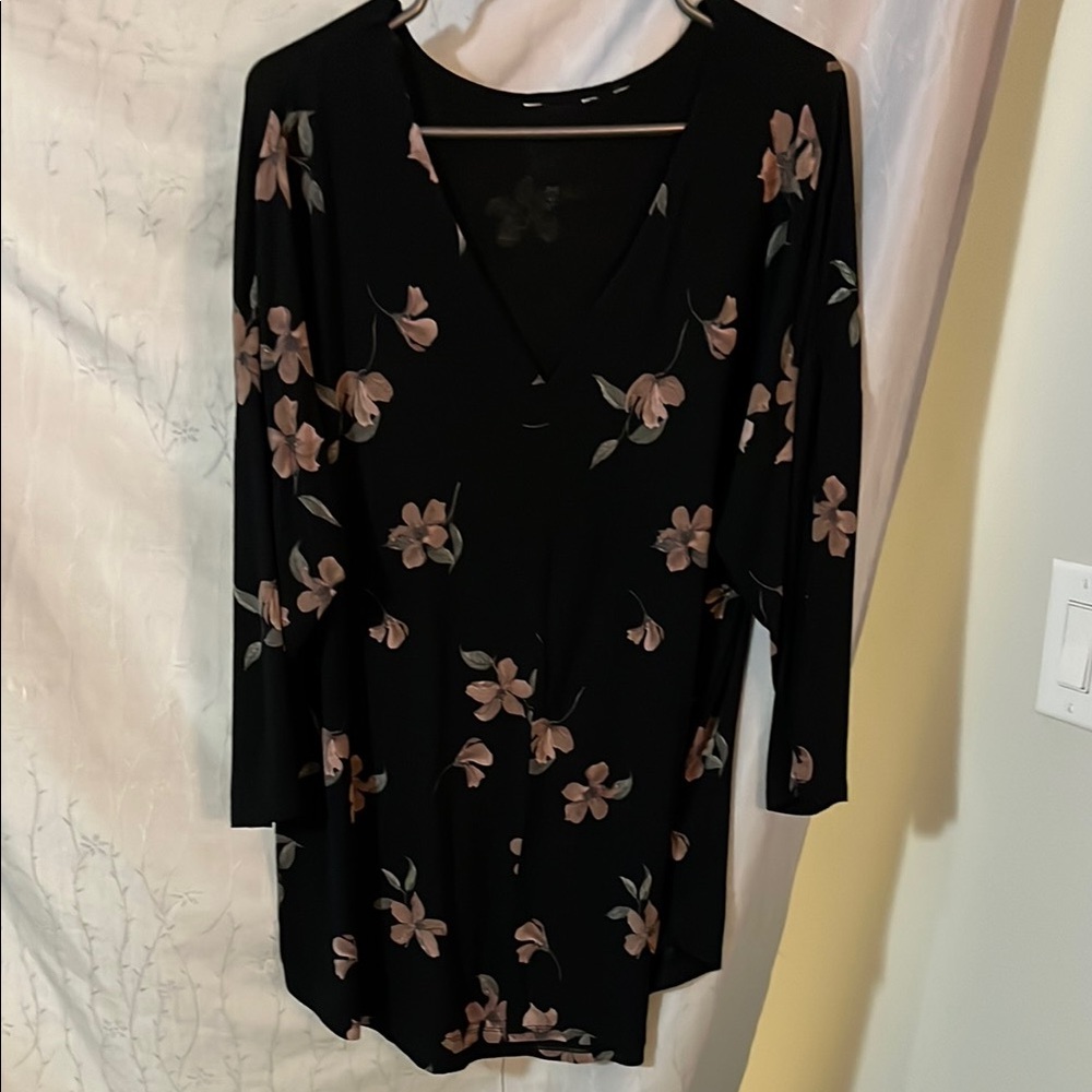 EUC- Reitmans size Lg, black and floral blouse
